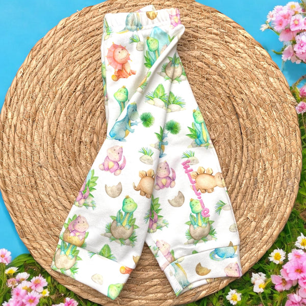 Handgemaakt babybroekje met dino print. In dezelfde print is ook een korte broek en een rokje verkrijgbaar. Het broekje wordt gemaakt in de maten 50 tm 68. Leuk om als kraamcadeau weg te geven, zeker met een bijpassende gepersonaliseerde romper.