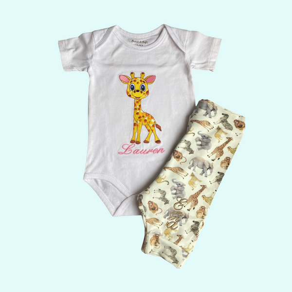 Hand gemaakte broek voor de baby. Verkrijgbaar in de maten 50 tm 60.  De broek is gemaakt van tricot en is bedrukt met allerlei jungle dieren. In combinatie met een bijpassend gepersonaliseerd rompertje een uniek kraamcadeautje.