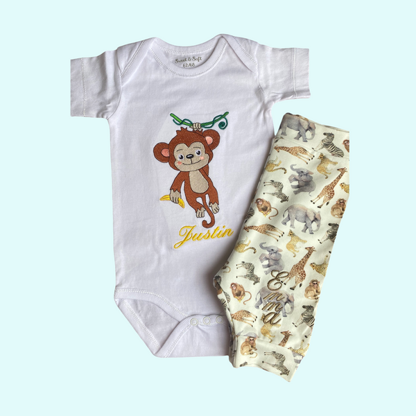 Hand gemaakte broek voor de baby. Verkrijgbaar in de maten 50 tm 60.  De broek is gemaakt van tricot en is bedrukt met allerlei jungle dieren. In combinatie met een bijpassend gepersonaliseerd rompertje een uniek kraamcadeautje.