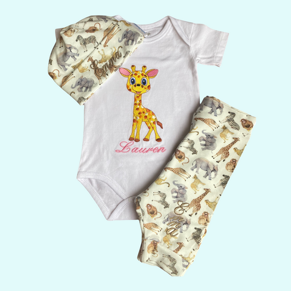Hand gemaakte broek voor de baby. Verkrijgbaar in de maten 50 tm 60.  De broek is gemaakt van tricot en is bedrukt met allerlei jungle dieren. In combinatie met een bijpassend gepersonaliseerd rompertje een uniek kraamcadeautje.