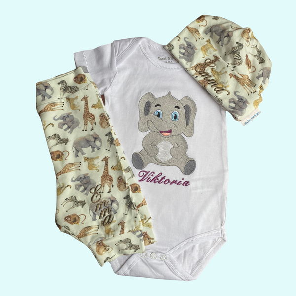 Hand gemaakte broek voor de baby. Verkrijgbaar in de maten 50 tm 60.  De broek is gemaakt van tricot en is bedrukt met allerlei jungle dieren. In combinatie met een bijpassend gepersonaliseerd rompertje een uniek kraamcadeautje.