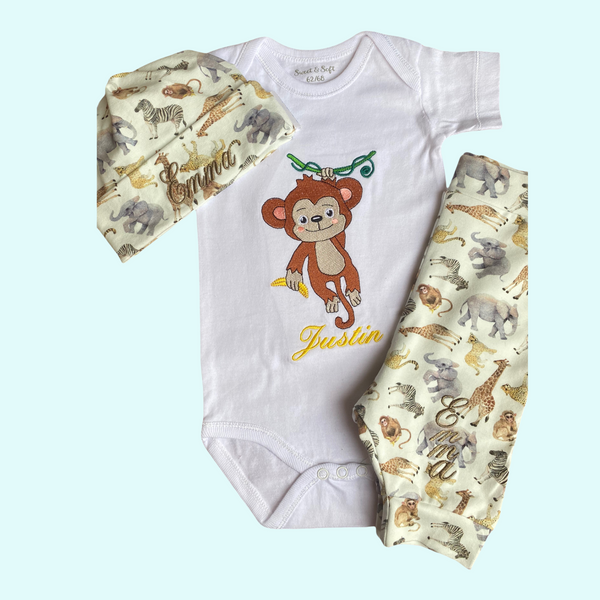 Hand gemaakte broek voor de baby. Verkrijgbaar in de maten 50 tm 60.  De broek is gemaakt van tricot en is bedrukt met allerlei jungle dieren. In combinatie met een bijpassend gepersonaliseerd rompertje een uniek kraamcadeautje.