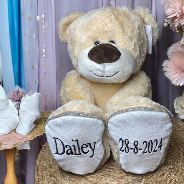 Een geboorteknuffel is een uniek en origineel kraamcadeautje. Zeker als u de geboorteknuffel laat personaliseren met de naam en de geboortedatum van de nieuwe baby. Op deze beer wordt op het ene voetje de naam en op het andere voetje de geboortedatum geborduurd. Een blijvend cadeau dus.