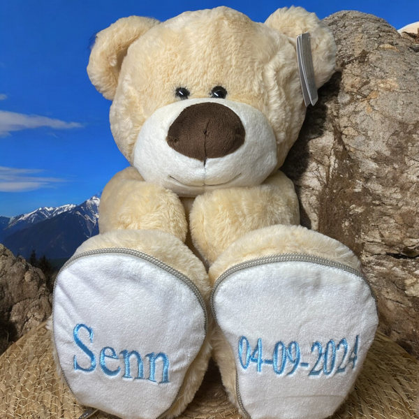 Een geboorteknuffel is een uniek en origineel kraamcadeautje. Zeker als u de geboorteknuffel laat personaliseren met de naam en de geboortedatum van de nieuwe baby. Op deze beer wordt op het ene voetje de naam en op het andere voetje de geboortedatum geborduurd. Een blijvend cadeau dus.