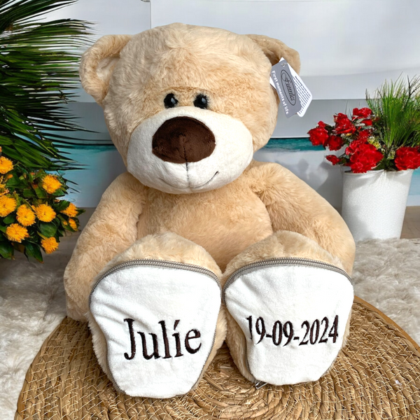 Een geboorteknuffel is een uniek en origineel kraamcadeautje. Zeker als u de geboorteknuffel laat personaliseren met de naam en de geboortedatum van de nieuwe baby. Op deze beer wordt op het ene voetje de naam en op het andere voetje de geboortedatum geborduurd. Een blijvend cadeau dus.