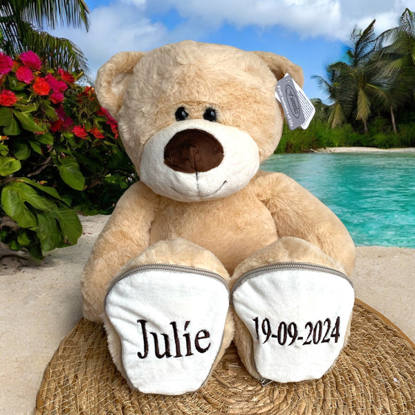 Een geboorteknuffel is een uniek en origineel kraamcadeautje. Zeker als u de geboorteknuffel laat personaliseren met de naam en de geboortedatum van de nieuwe baby. Op deze beer wordt op het ene voetje de naam en op het andere voetje de geboortedatum geborduurd. Een blijvend cadeau dus.