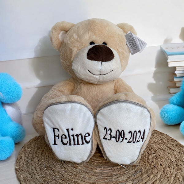 Een geboorteknuffel is een uniek en origineel kraamcadeautje. Zeker als u de geboorteknuffel laat personaliseren met de naam en de geboortedatum van de nieuwe baby. Op deze beer wordt op het ene voetje de naam en op het andere voetje de geboortedatum geborduurd. Een blijvend cadeau dus.