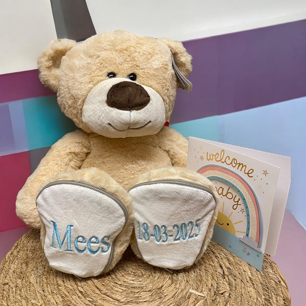 Een geboorteknuffel is een uniek en origineel kraamcadeautje. Zeker als u de geboorteknuffel laat personaliseren met de naam en de geboortedatum van de nieuwe baby. Op deze beer wordt op het ene voetje de naam en op het andere voetje de geboortedatum geborduurd. Een blijvend cadeau dus.