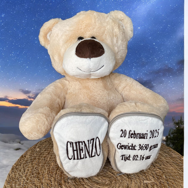 Een geboorteknuffel is een uniek en origineel kraamcadeautje. Zeker als u de geboorteknuffel laat personaliseren met de naam en de geboortedatum van de nieuwe baby. Op deze beer wordt op het ene voetje de naam en op het andere voetje de geboortedatum geborduurd. Een blijvend cadeau dus.