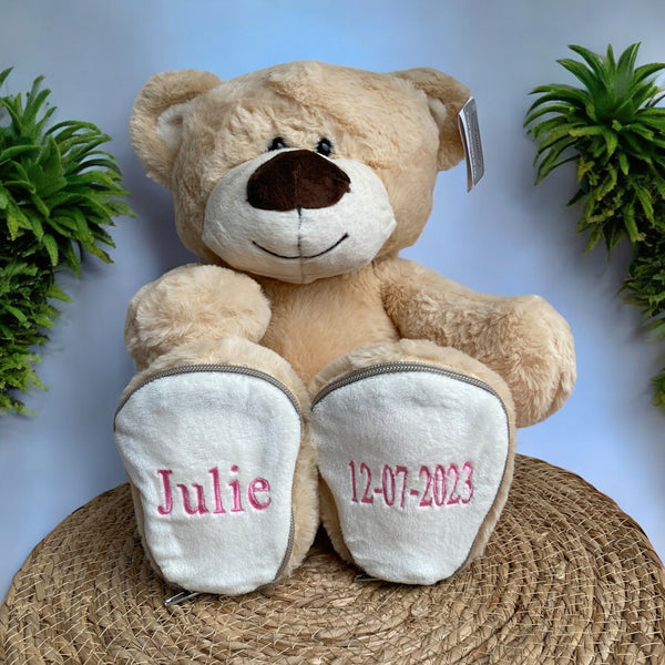 Een geboorteknuffel is een uniek en origineel kraamcadeautje. Zeker als u de geboorteknuffel laat personaliseren met de naam en de geboortedatum van de nieuwe baby. Op deze beer wordt op het ene voetje de naam en op het andere voetje de geboortedatum geborduurd. Een blijvend cadeau dus.