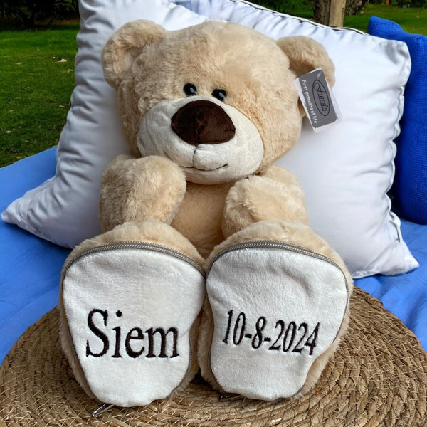 Een geboorteknuffel is een uniek en origineel kraamcadeautje. Zeker als u de geboorteknuffel laat personaliseren met de naam en de geboortedatum van de nieuwe baby. Op deze beer wordt op het ene voetje de naam en op het andere voetje de geboortedatum geborduurd. Een blijvend cadeau dus.