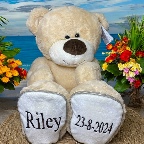 Een geboorteknuffel is een uniek en origineel kraamcadeautje. Zeker als u de geboorteknuffel laat personaliseren met de naam en de geboortedatum van de nieuwe baby. Op deze beer wordt op het ene voetje de naam en op het andere voetje de geboortedatum geborduurd. Een blijvend cadeau dus.