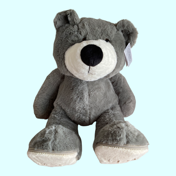 Een geboorteknuffel is een uniek en origineel kraamcadeautje. Zeker als u de geboorteknuffel laat personaliseren met de naam en de geboortedatum. Op de voetzolen van deze grijze beer worden de naam en de geboortedatum geborduurd. Een leuk baby kado.