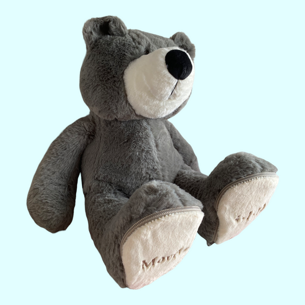 Een geboorteknuffel is een uniek en origineel kraamcadeautje. Zeker als u de geboorteknuffel laat personaliseren met de naam en de geboortedatum. Op de voetzolen van deze grijze beer worden de naam en de geboortedatum geborduurd. Een leuk baby kado.