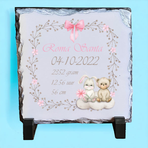 Keramiek of leisteen tegeltje bedrukt met de naam en geboorte gegevens van de nieuwe baby in een takken frame met een lief konijntje en beertje. Verkrijgbaar in Blauw, Roze en Neutrale kleur. Echt een origineel kraamcadeautje.