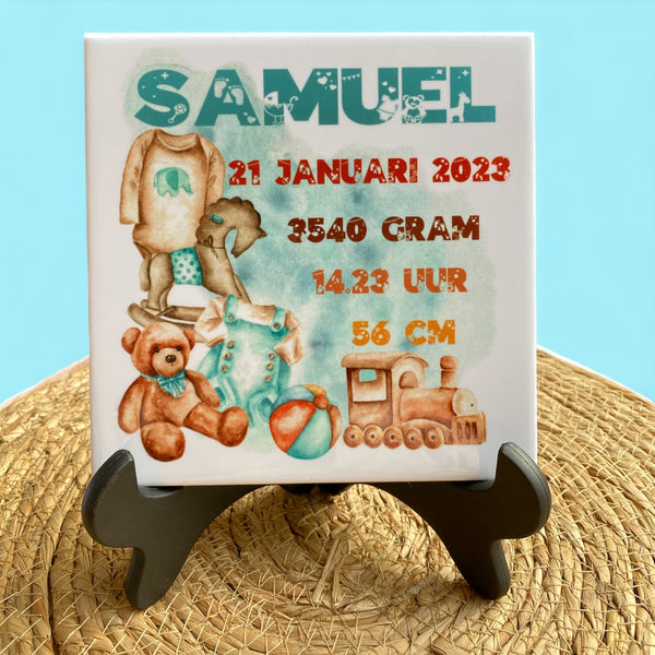 Keramiek tegeltje bedrukt met een beertje, een hobbelpaard en ander speelgoed . Ook worden de naam en de geboorte gegevens van de baby op de tegel gedrukt. De tegel van 15 cm * 15 cm is ook verkrijgbaar in leisteen of een leisteen hart. Super als kraamcadeautje.