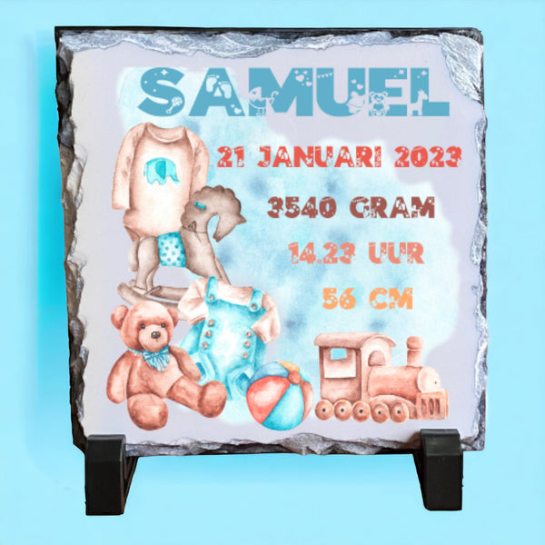 Keramiek tegeltje bedrukt met een beertje, een hobbelpaard en ander speelgoed . Ook worden de naam en de geboorte gegevens van de baby op de tegel gedrukt. De tegel van 15 cm * 15 cm is ook verkrijgbaar in leisteen of een leisteen hart. Super als kraamcadeautje.