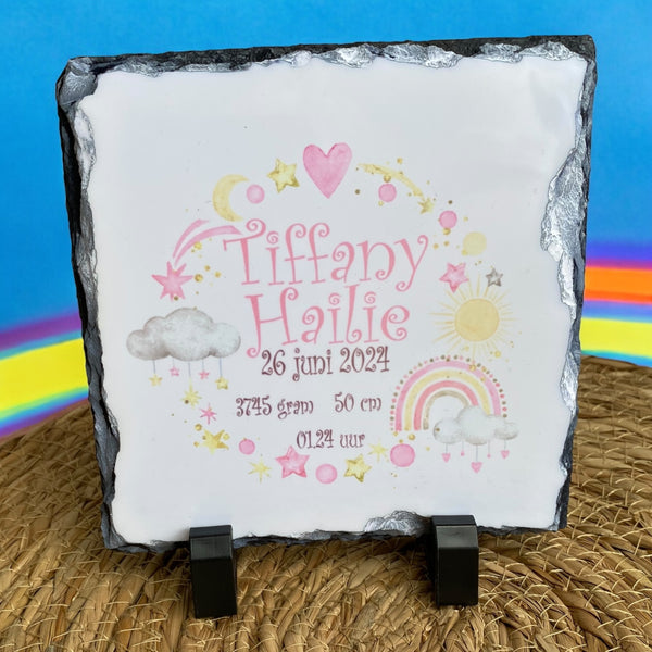 Een geboortetegel als kraamcadeau is een leuke blijvende gift.  Dit met de baby gegevens bedrukte keramische tegeltje met regenboog is in roze, blauw en in een neutrale kleur verkrijgbaar. De tegel is ook beschikbaar in leisteen
