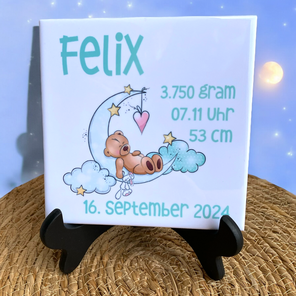 Uniek Kraamcadeautje, bedrukte geboortetegel met naam en geboorte gegevens van de baby met een plaatje van een beertje liggend op de maan. De tekst is of in groen of in roze bedrukt.