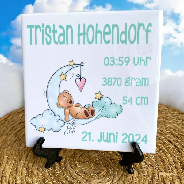 Uniek Kraamcadeautje, bedrukte geboortetegel met naam en geboorte gegevens van de baby met een plaatje van een beertje liggend op de maan. De tekst is of in groen of in roze bedrukt.