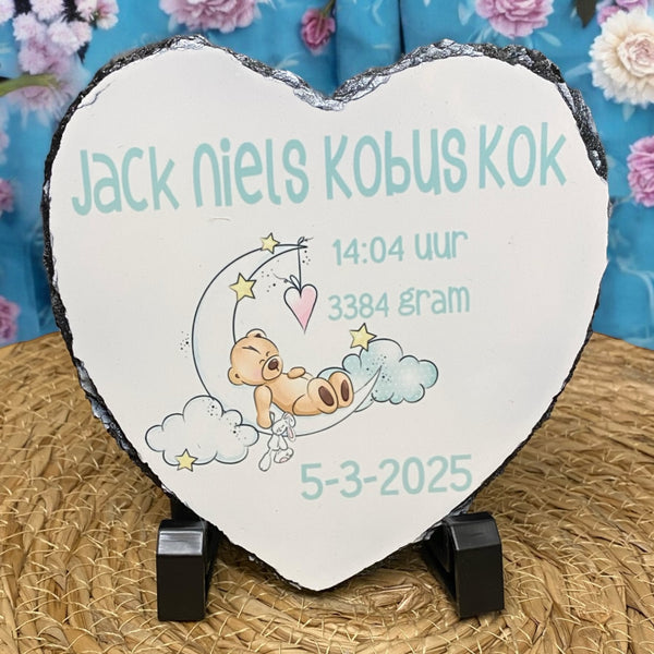 Uniek Kraamcadeautje, bedrukte geboortetegel met naam en geboorte gegevens van de baby met een plaatje van een beertje liggend op de maan. De tekst is of in groen of in roze bedrukt.
