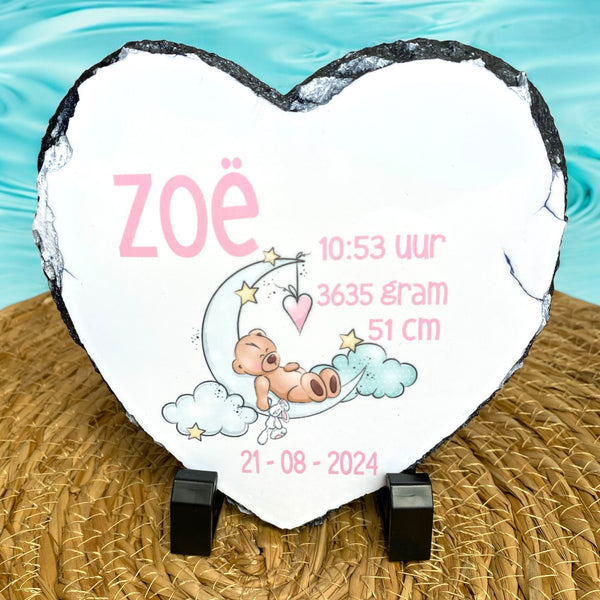 Uniek Kraamcadeautje, bedrukte geboortetegel met naam en geboorte gegevens van de baby met een plaatje van een beertje liggend op de maan. De tekst is of in groen of in roze bedrukt.