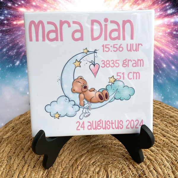 Uniek Kraamcadeautje, bedrukte geboortetegel met naam en geboorte gegevens van de baby met een plaatje van een beertje liggend op de maan. De tekst is of in groen of in roze bedrukt.