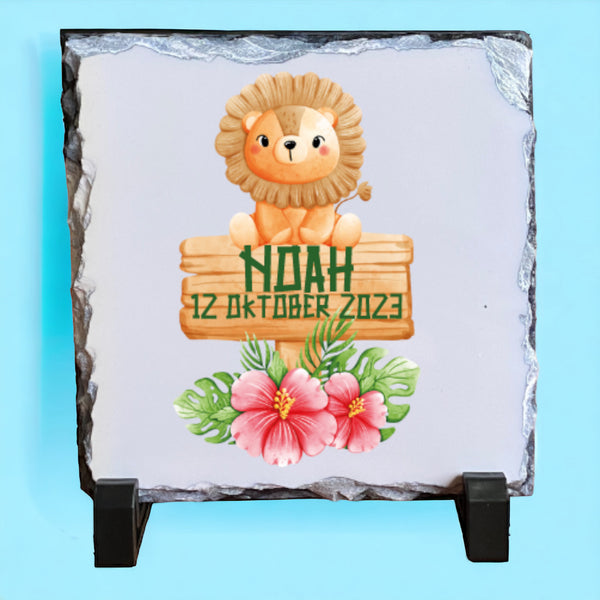 Keramiek tegeltje bedrukt met een leeuw. Op het bord worden de naam en de geboortedatum van de baby bedrukt. De tegel van 15 cm * 15 cm is ook verkrijgbaar in leisteen of een leisteen hart. Super als kraamcadeautje