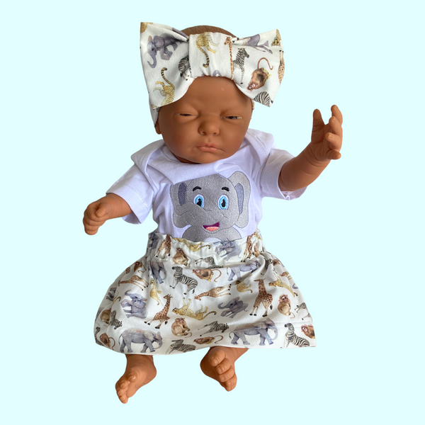 Handgemaakte hoofdband met strik voor new born baby met jungle print. Leuk om als kraamcadeau te geven in combinatie met het bijpassende broekje, korte broekje of rokje. Ook leuk met een bijpassend gepersonaliseerd rompertje.