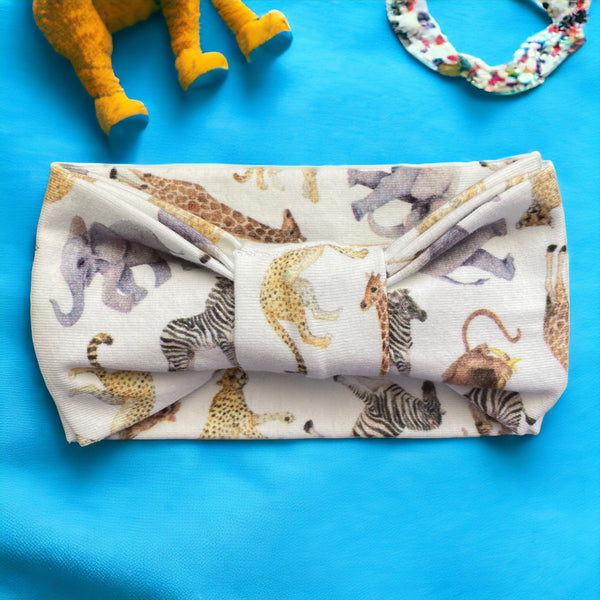 Handgemaakte hoofdband met strik voor new born baby met jungle print. Leuk om als kraamcadeau te geven in combinatie met het bijpassende broekje, korte broekje of rokje. Ook leuk met een bijpassend gepersonaliseerd rompertje.