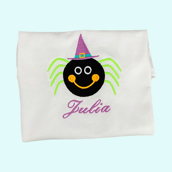 Halloween is een trend die langzaam aan naar Nederland overwaait. Voor de kleintjes best spannend. Met dit geborduurde en gepersonaliseerde maar vooral grappige kindershirt met  een spin  met een heksenhoed wordt de spanning vast een stukje minder.