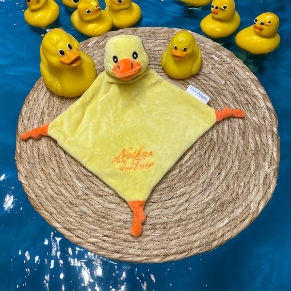 Een eenden baby knuffeldoekje. Het doekje zelf is 19 cm * 19 cm. Op de voorkant van het doekje wordt de naam en de geboortedatum van de nieuwe baby geborduurd. Op de achterkant van het doekje wordt niet geborduurd. Super leuk als kraamcadeau.