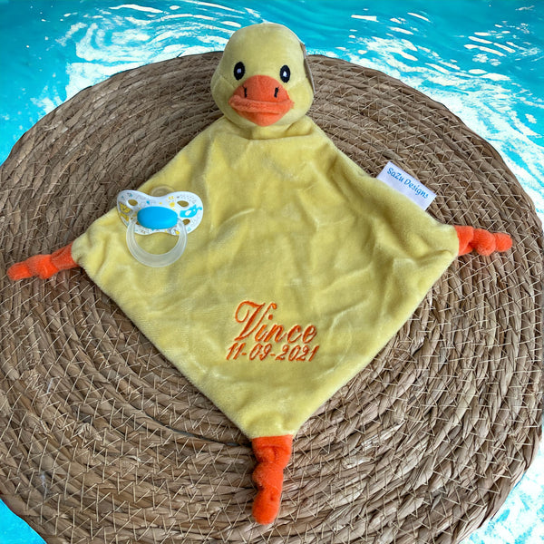 Zacht knuffeldoekje met eendje en gepersonaliseerd met geborduurd naam en geboortedatum. Een super origineel kraamcadeau.