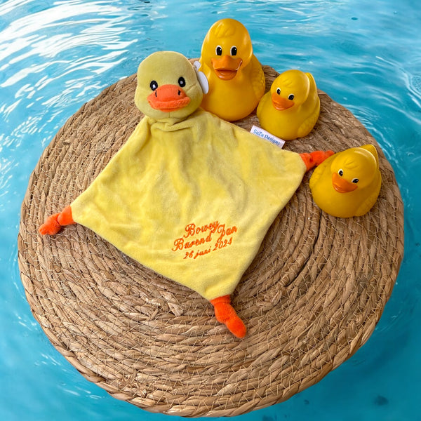 Zacht knuffeldoekje met eendje en gepersonaliseerd met geborduurd naam en geboortedatum. Een super origineel kraamcadeau.
