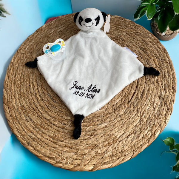 Zacht knuffeldoekje met pandabeertje – gepersonaliseerd met naam en geboortedatum, perfect kraamcadeau