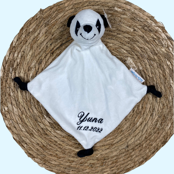 Een super zacht knuffeldoekje voor een nieuwe baby in de vorm van en in kleuren van een panda beertje. Op de voorkant van het doekje wordt in het zwart de naam en de geboortedatum van de nieuwe baby geborduurd.