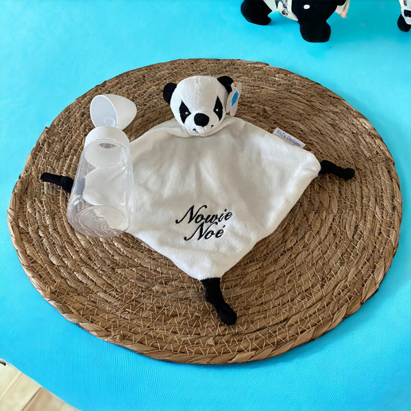 Een super zacht knuffeldoekje voor een nieuwe baby in de vorm van en in kleuren van een panda beertje. Op de voorkant van het doekje wordt in het zwart de naam en de geboortedatum van de nieuwe baby geborduurd.