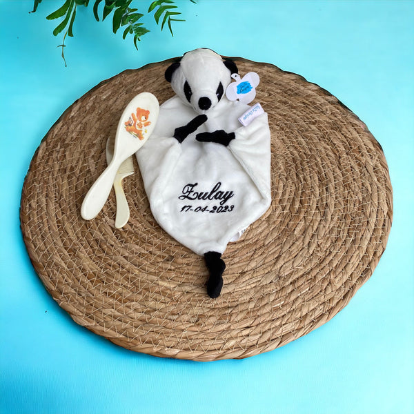 Een super zacht knuffeldoekje voor een nieuwe baby in de vorm van en in kleuren van een panda beertje. Op de voorkant van het doekje wordt in het zwart de naam en de geboortedatum van de nieuwe baby geborduurd.