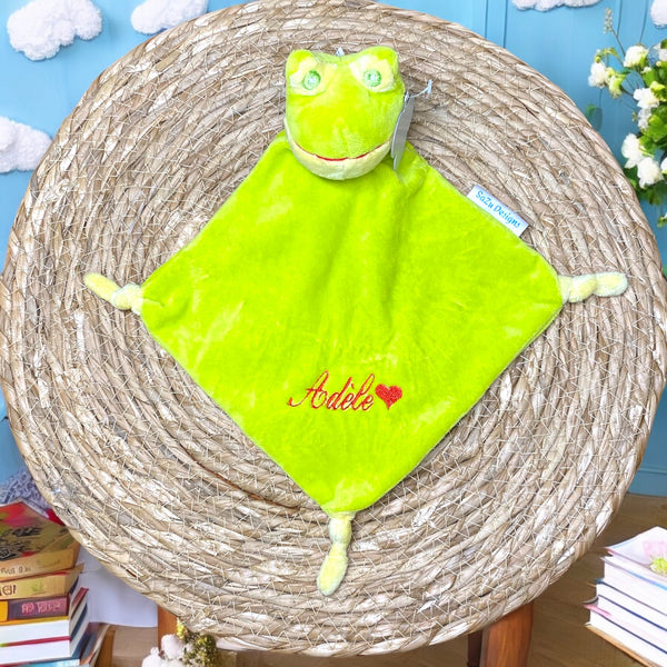 Knuffeldoekje met geborduurde naam en kikkertje, perfect kraamcadeau.