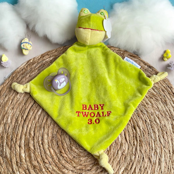 Knuffeldoekje met geborduurde naam en kikkertje, perfect kraamcadeau.