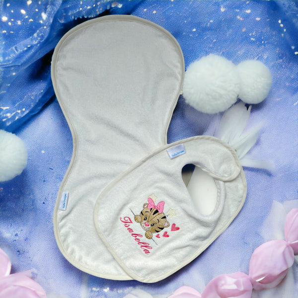 Deze leuke set bestaat uit een handgemaakte spuugdoek en een handgemaakt slabbetje. Beide worden borduurt met een tijgerkopje met roze strik. Onder de tijgerkop wordt de naam van de baby geborduurd. Met deze set heeft u echt een super uniek kraamcadeau