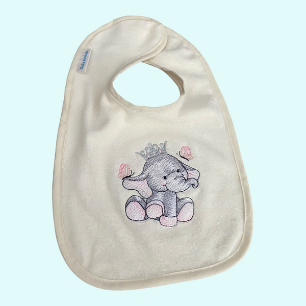 Deze leuke set bestaat uit een handgemaakt baby mutsje met de tekst little princess,  een baby rompertje met geborduurde olifant en  een handgemaakt slabbetje met hetzelfde olifantje als op het rompertje. Een leuk en origineel kraamcadeautje.