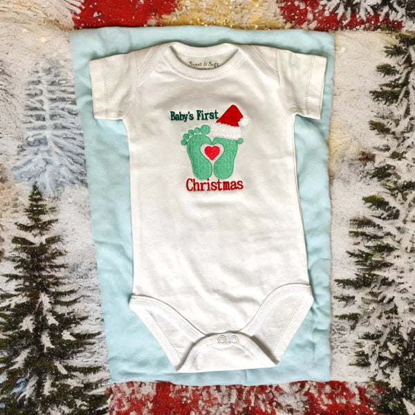 Gepersonaliseerd rompertje voor baby's eerste kerst, met de mogelijkheid om de naam van de baby, zoals 'Liam's First Christmas', te borduren. Het rompertje heeft een enveloppehals en is gemaakt van 100% katoen. Beschikbaar in verschillende uitvoeringen voor een comfortabel en praktisch kerstcadeau