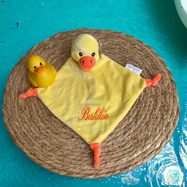 Een eenden baby knuffeldoekje. Het doekje zelf is 19 cm * 19 cm. Op de voorkant van het doekje wordt de naam en de geboortedatum van de nieuwe baby geborduurd. Op de achterkant van het doekje wordt niet geborduurd. Super leuk als kraamcadeau.