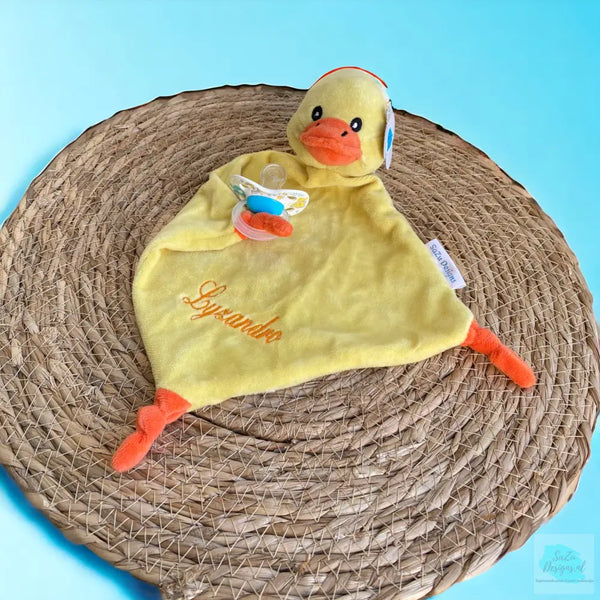 Een eenden baby knuffeldoekje. Het doekje zelf is 19 cm * 19 cm. Op de voorkant van het doekje wordt de naam en de geboortedatum van de nieuwe baby geborduurd. Op de achterkant van het doekje wordt niet geborduurd. Super leuk als kraamcadeau.