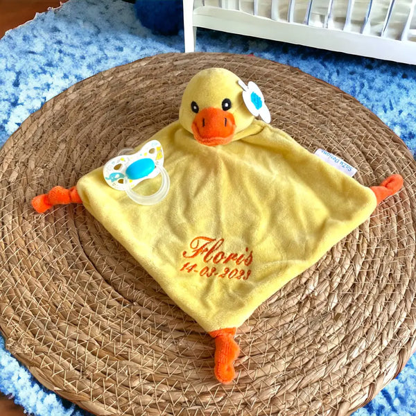 Een eenden baby knuffeldoekje. Het doekje zelf is 19 cm * 19 cm. Op de voorkant van het doekje wordt de naam en de geboortedatum van de nieuwe baby geborduurd. Op de achterkant van het doekje wordt niet geborduurd. Super leuk als kraamcadeau.