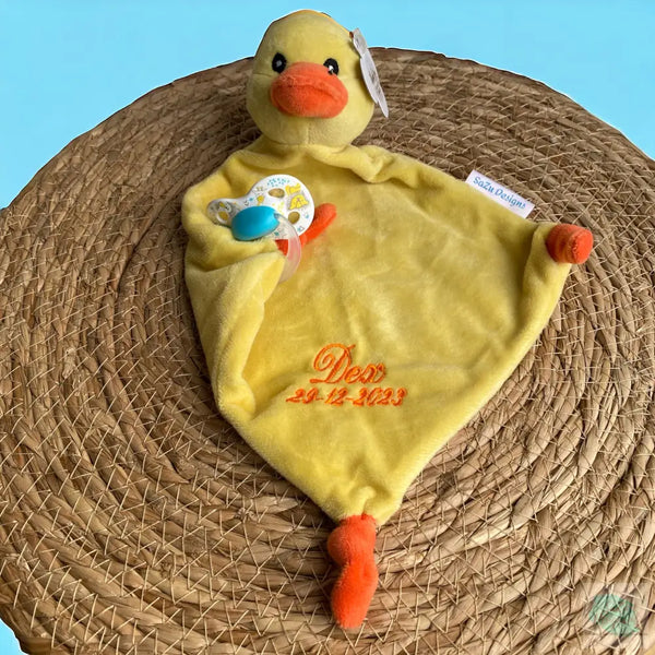 Een eenden baby knuffeldoekje. Het doekje zelf is 19 cm * 19 cm. Op de voorkant van het doekje wordt de naam en de geboortedatum van de nieuwe baby geborduurd. Op de achterkant van het doekje wordt niet geborduurd. Super leuk als kraamcadeau.