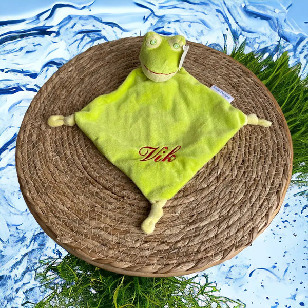 Knuffeldoekje met geborduurde naam en kikkertje, perfect kraamcadeau.