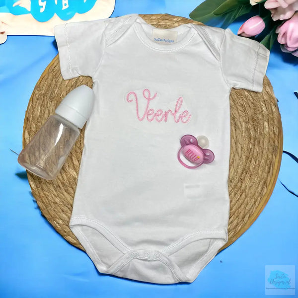 Gepersonaliseerde baby romper. Leuk om als kraamcadeau te geven, maar ook leuk om als cadeau te krijgen. De naam wordt in roze of in blauw op het baby rompertje geborduurd.