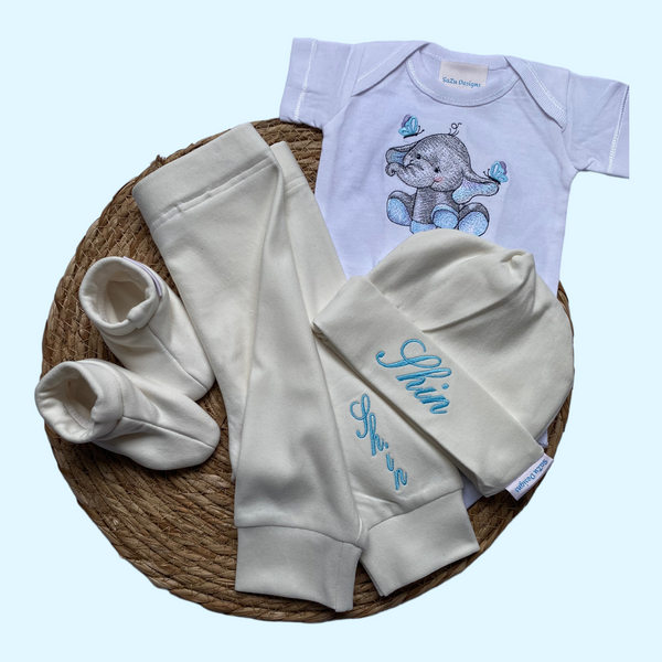 Kraamcadeau set bestaande uit handgemaakt baby broekje, baby mutsje en babysloffen met geborduurde baby naam